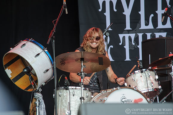 Tyler Bryant & The Shakedown