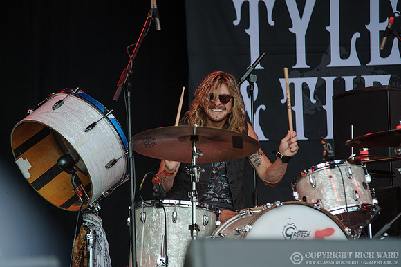Tyler Bryant & The Shakedown