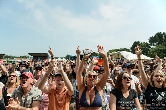 Tyler Bryant & The Shakedown