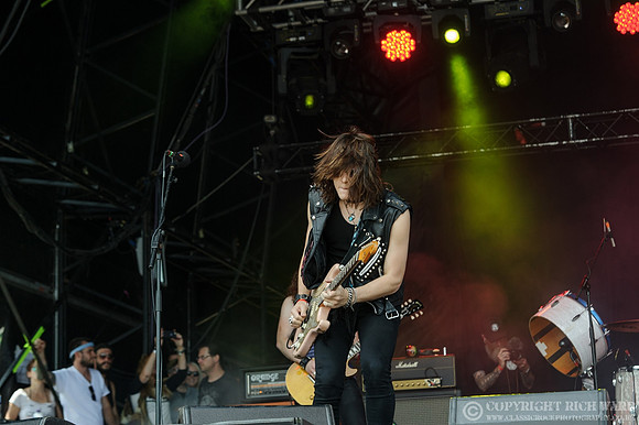Tyler Bryant & The Shakedown
