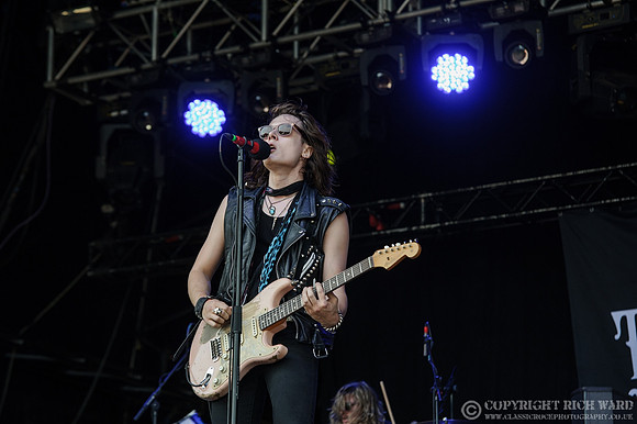 Tyler Bryant & The Shakedown