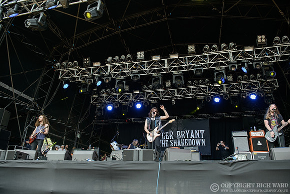 Tyler Bryant & The Shakedown