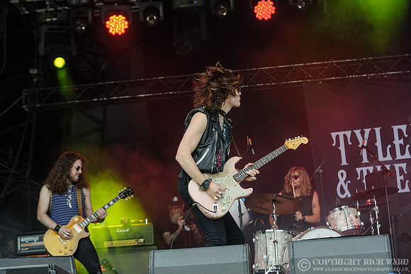 Tyler Bryant & The Shakedown