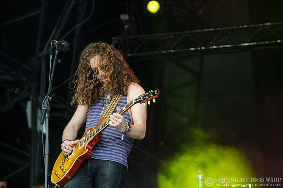 Tyler Bryant & The Shakedown