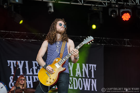 Tyler Bryant & The Shakedown